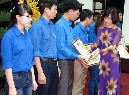 Đồng  chí Đinh Thị Phượng - Bí thư Tỉnh đoàn khen thưởng các cá nhân có thành tích xuất sắc.